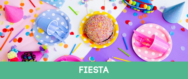 Decoración de fiesta colorida con platos y cubiertos de colores brillantes